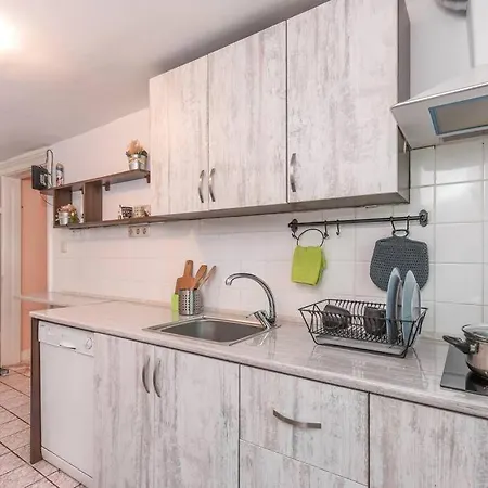 Spacious And Cozy 3 Bedroom In Downtown Szófia
