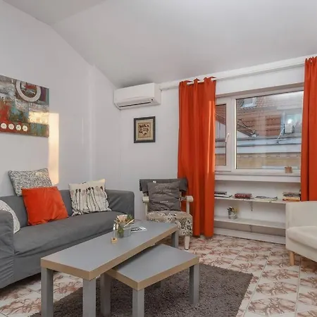 Spacious And Cozy 3 Bedroom In Downtown *