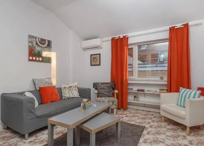 Spacious And Cozy 3 Bedroom In Downtown *